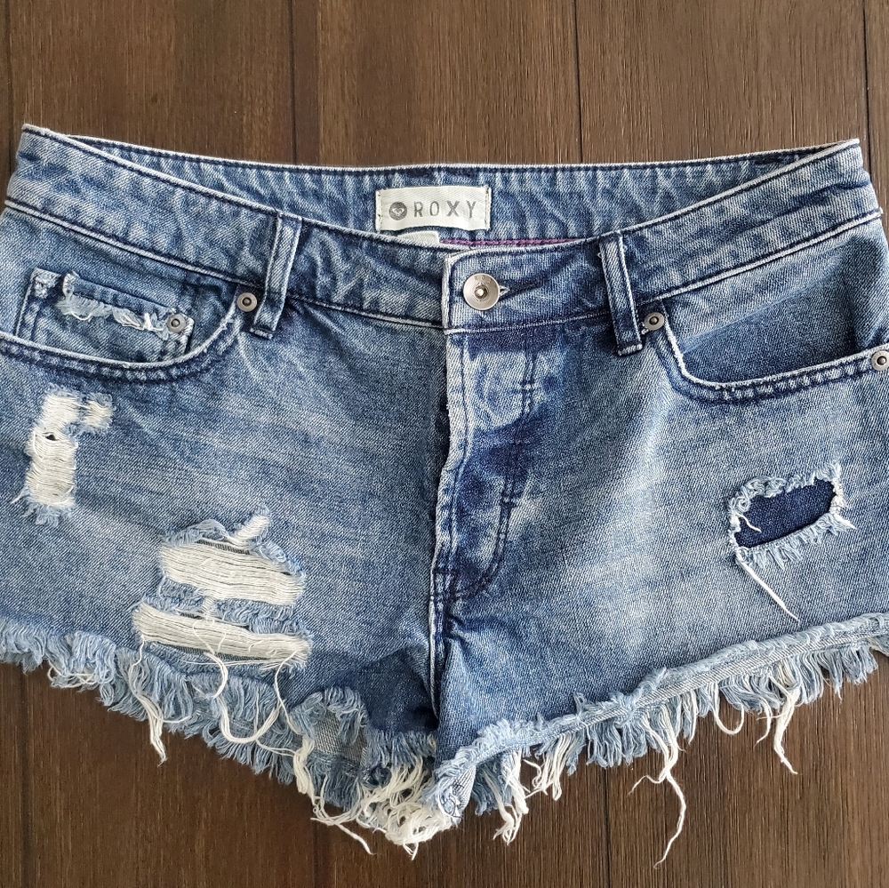 ROXY: Distressed Jean Shorts